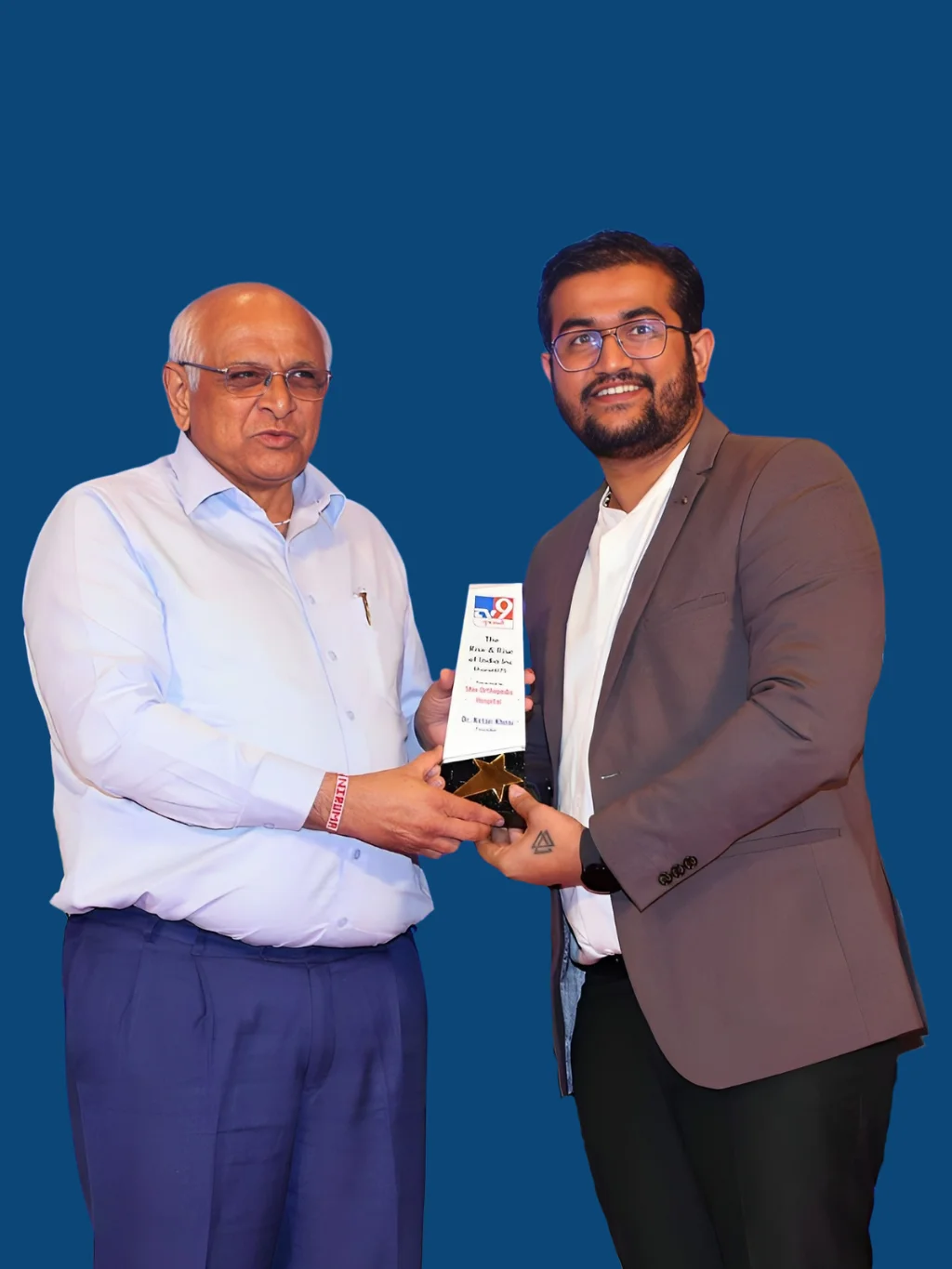 Dr. Ketan Kheni receiving TV9 Gujarati Rise and Rise of India Inc Award from State Dignitary